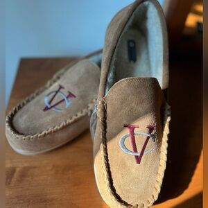 Vassar College men’s moccasin slippers size 13  new in box